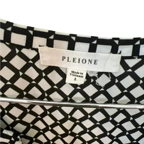 Pleione Short Sleeve Black and White Geo Print Split Neck Top L. - Picture 5 of 5